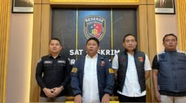 Kasatreskrim Polres Pamekasan, AKP Yoyok Hardianto (tengah) saat konferensi pers, Rabu (22/4/2026). (ISTIMEWA)