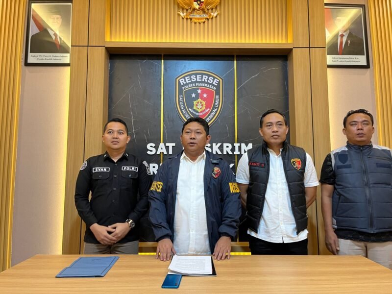 Kasatreskrim Polres Pamekasan, AKP Yoyok Hardianto (tengah) saat konferensi pers, Rabu (22/4/2026). (ISTIMEWA)
