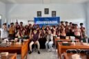 Puluhan siswa-siswi SMAN 1 Pakong foto bersama usai kegiatan Broadcasting Goes To School (BTS) yang digelar media Klik Madura, Jumat (24/4/2026).