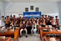 Puluhan siswa-siswi SMAN 1 Pakong foto bersama usai kegiatan Broadcasting Goes To School (BTS) yang digelar media Klik Madura, Jumat (24/4/2026).