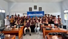 Puluhan siswa-siswi SMAN 1 Pakong foto bersama usai kegiatan Broadcasting Goes To School (BTS) yang digelar media Klik Madura, Jumat (24/4/2026).