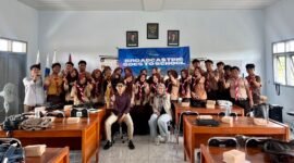 Puluhan siswa-siswi SMAN 1 Pakong foto bersama usai kegiatan Broadcasting Goes To School (BTS) yang digelar media Klik Madura, Jumat (24/4/2026).