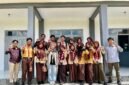 Siswa-siswi SMAN 1 Waru foto bersama usai kegiatan Broadcasting Goes To School (BTS) yang digelar oleh media Klikmadura di SMAN 1 Pakong, Jumaat (24/4/2026).
