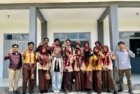 Siswa-siswi SMAN 1 Waru foto bersama usai kegiatan Broadcasting Goes To School (BTS) yang digelar oleh media Klikmadura di SMAN 1 Pakong, Jumaat (24/4/2026).