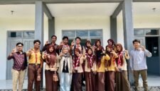 Siswa-siswi SMAN 1 Waru foto bersama usai kegiatan Broadcasting Goes To School (BTS) yang digelar oleh media Klikmadura di SMAN 1 Pakong, Jumaat (24/4/2026).