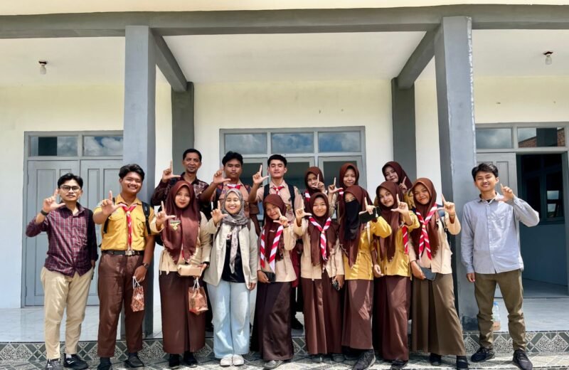 Siswa-siswi SMAN 1 Waru foto bersama usai kegiatan Broadcasting Goes To School (BTS) yang digelar oleh media Klikmadura di SMAN 1 Pakong, Jumaat (24/4/2026).