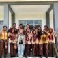 Siswa-siswi SMAN 1 Waru foto bersama usai kegiatan Broadcasting Goes To School (BTS) yang digelar oleh media Klikmadura di SMAN 1 Pakong, Jumaat (24/4/2026).