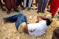 RY, terduga pelaku curanmor saat diamankan warga di Kecamatan Pademawu, Pamekasan. (POLRES PAMEKASAN FOR KLIKMADURA)