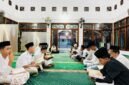 Sejumlah santri Nurul Aziz SMPN 1 Pamekasan bersama-sama membaca surat Al-Waqiah. (ISTIMEWA)