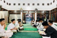 Sejumlah santri Nurul Aziz SMPN 1 Pamekasan bersama-sama membaca surat Al-Waqiah. (ISTIMEWA)