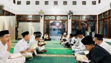 Sejumlah santri Nurul Aziz SMPN 1 Pamekasan bersama-sama membaca surat Al-Waqiah. (ISTIMEWA)