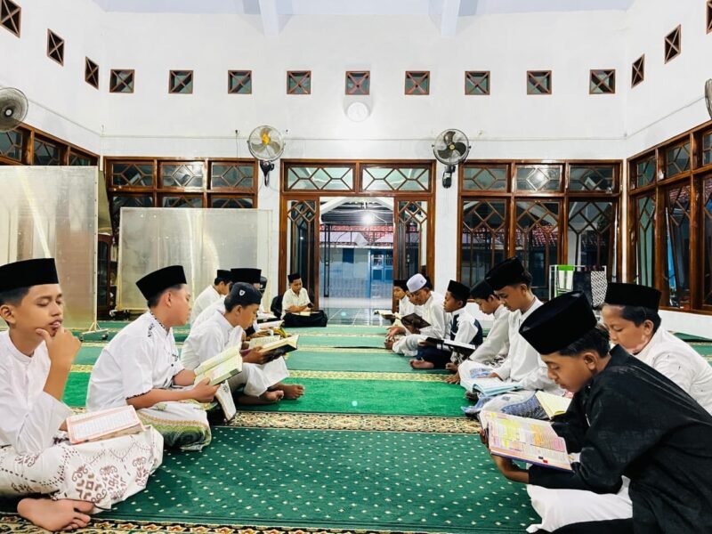 Sejumlah santri Nurul Aziz SMPN 1 Pamekasan bersama-sama membaca surat Al-Waqiah. (ISTIMEWA)