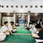 Sejumlah santri Nurul Aziz SMPN 1 Pamekasan bersama-sama membaca surat Al-Waqiah. (ISTIMEWA)