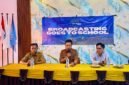 Kepala SMKN 1 Pasean, Mohammad Ridwan (pegang mik) saat memberikan sambutan di acara Broadcasting Goes To School (BTS) yang digelar media Klikmadura, Selasa (28/4/2026).