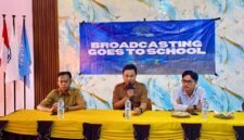 Kepala SMKN 1 Pasean, Mohammad Ridwan (pegang mik) saat memberikan sambutan di acara Broadcasting Goes To School (BTS) yang digelar media Klikmadura, Selasa (28/4/2026).