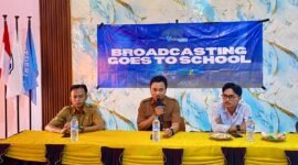 Kepala SMKN 1 Pasean, Mohammad Ridwan (pegang mik) saat memberikan sambutan di acara Broadcasting Goes To School (BTS) yang digelar media Klikmadura, Selasa (28/4/2026).