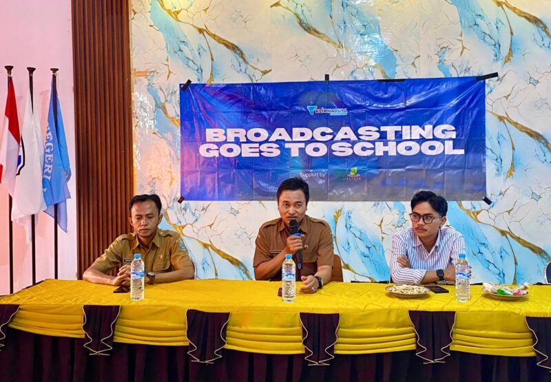Kepala SMKN 1 Pasean, Mohammad Ridwan (pegang mik) saat memberikan sambutan di acara Broadcasting Goes To School (BTS) yang digelar media Klikmadura, Selasa (28/4/2026).