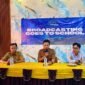 Kepala SMKN 1 Pasean, Mohammad Ridwan (pegang mik) saat memberikan sambutan di acara Broadcasting Goes To School (BTS) yang digelar media Klikmadura, Selasa (28/4/2026).