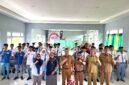 Kepala SMKN 2 Pamekasan Edi Purnomo Efendy foto bersama tim Klik Madura dan siswa peserta BTS. (YUSRIL RAHMAN SYAKUR / KLIKMADURA)