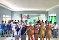 Kepala SMKN 2 Pamekasan Edi Purnomo Efendy foto bersama tim Klik Madura dan siswa peserta BTS. (YUSRIL RAHMAN SYAKUR / KLIKMADURA)