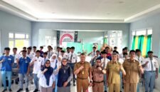 Kepala SMKN 2 Pamekasan Edi Purnomo Efendy foto bersama tim Klik Madura dan siswa peserta BTS. (YUSRIL RAHMAN SYAKUR / KLIKMADURA)
