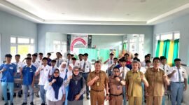 Kepala SMKN 2 Pamekasan Edi Purnomo Efendy foto bersama tim Klik Madura dan siswa peserta BTS. (YUSRIL RAHMAN SYAKUR / KLIKMADURA)