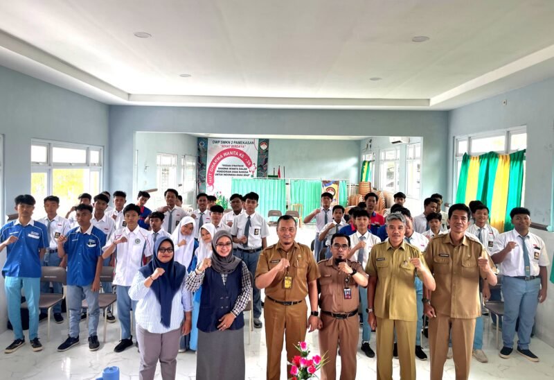 Kepala SMKN 2 Pamekasan Edi Purnomo Efendy foto bersama tim Klik Madura dan siswa peserta BTS. (YUSRIL RAHMAN SYAKUR / KLIKMADURA)
