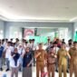 Kepala SMKN 2 Pamekasan Edi Purnomo Efendy foto bersama tim Klik Madura dan siswa peserta BTS. (YUSRIL RAHMAN SYAKUR / KLIKMADURA)