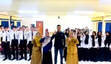 Kepala SMKN 3 Pamekasan, H. Sri Indrawati, S.Pd, MM foto bersama Tim Klik Madura dan siswa peserta BTS. (ISTIMEWA)