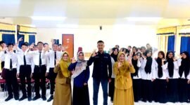 Kepala SMKN 3 Pamekasan, H. Sri Indrawati, S.Pd, MM foto bersama Tim Klik Madura dan siswa peserta BTS. (ISTIMEWA)