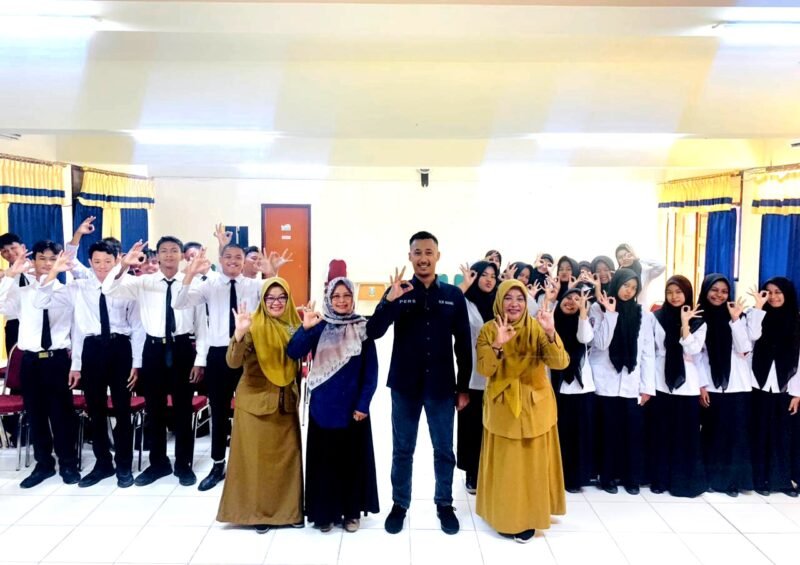 Kepala SMKN 3 Pamekasan, H. Sri Indrawati, S.Pd, MM foto bersama Tim Klik Madura dan siswa peserta BTS. (ISTIMEWA)