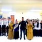 Kepala SMKN 3 Pamekasan, H. Sri Indrawati, S.Pd, MM foto bersama Tim Klik Madura dan siswa peserta BTS. (ISTIMEWA)