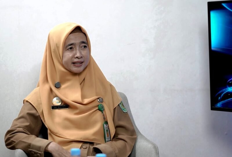 Kepala Puskesmas Larangan Badung, dr. Siti Mudrichatun, M.Si saat podcast dalam Program Bincang Kesehatan di Studio Klik Madura. (ISTIMEWA)