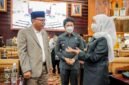 Anggota DPRD Jatim KH. Alyadi Mustofa berbincang dengan Gubernur Jatim, Khofifah Indar Parawansa dan Wagub Emil Elestianto Dardak beberapa waktu lalu. (DOK. KLIKMADURA)