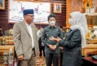 Anggota DPRD Jatim KH. Alyadi Mustofa berbincang dengan Gubernur Jatim, Khofifah Indar Parawansa dan Wagub Emil Elestianto Dardak beberapa waktu lalu. (DOK. KLIKMADURA)