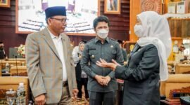 Anggota DPRD Jatim KH. Alyadi Mustofa berbincang dengan Gubernur Jatim, Khofifah Indar Parawansa dan Wagub Emil Elestianto Dardak beberapa waktu lalu. (DOK. KLIKMADURA)