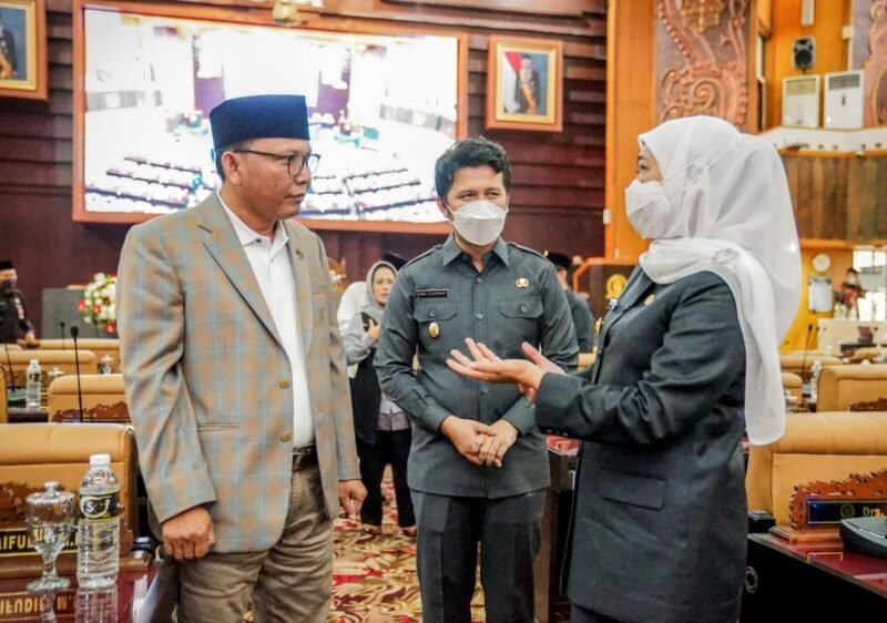 Anggota DPRD Jatim KH. Alyadi Mustofa berbincang dengan Gubernur Jatim, Khofifah Indar Parawansa dan Wagub Emil Elestianto Dardak beberapa waktu lalu. (DOK. KLIKMADURA)