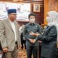 Anggota DPRD Jatim KH. Alyadi Mustofa berbincang dengan Gubernur Jatim, Khofifah Indar Parawansa dan Wagub Emil Elestianto Dardak beberapa waktu lalu. (DOK. KLIKMADURA)