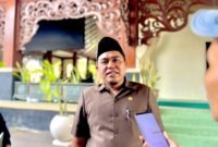 Ketua DPRD Pamekasan, H. Ali Masykur saat diwawancara awak media. (DOK. KLIKMADURA)