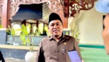 Ketua DPRD Pamekasan, H. Ali Masykur saat diwawancara awak media. (DOK. KLIKMADURA)