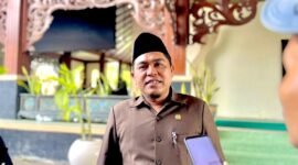 Ketua DPRD Pamekasan, H. Ali Masykur saat diwawancara awak media. (DOK. KLIKMADURA)