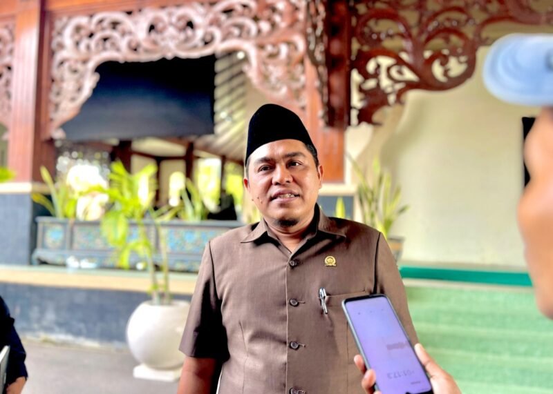 Ketua DPRD Pamekasan, H. Ali Masykur saat diwawancara awak media. (DOK. KLIKMADURA)