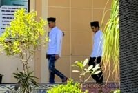 Nawiski dan Mat Ribut memasuki ruang persidangan di PN Pamekasan (LAILIYATUN NURIYAH/KLIK MADURA).