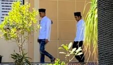 Nawiski dan Mat Ribut memasuki ruang persidangan di PN Pamekasan (LAILIYATUN NURIYAH/KLIK MADURA).