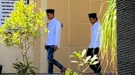 Nawiski dan Mat Ribut memasuki ruang persidangan di PN Pamekasan (LAILIYATUN NURIYAH/KLIK MADURA).