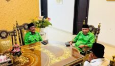 Buya Aliyadi Mustofa (kanan) berbincang dengan Ketua DPC PKB Sumenep, KH. Imam Hasyim serta ketua-ketua partai di Hotel C1 Sumenep. (KLIKMADURA)