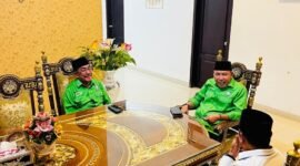 Buya Aliyadi Mustofa (kanan) berbincang dengan Ketua DPC PKB Sumenep, KH. Imam Hasyim serta ketua-ketua partai di Hotel C1 Sumenep. (KLIKMADURA)