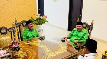 Buya Aliyadi Mustofa (kanan) berbincang dengan Ketua DPC PKB Sumenep, KH. Imam Hasyim serta ketua-ketua partai di Hotel C1 Sumenep. (KLIKMADURA)