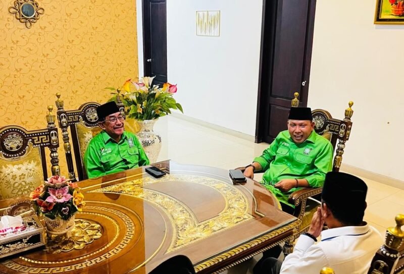 Buya Aliyadi Mustofa (kanan) berbincang dengan Ketua DPC PKB Sumenep, KH. Imam Hasyim serta ketua-ketua partai di Hotel C1 Sumenep. (KLIKMADURA)