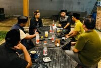 Pengurus Lakpesdam PCNU Sumenep diskusi santai bersama Anggota DPRD Jatim, Buya Aliyadi Mustofa di KW Kafe Sumenep. (DOK. KLIMADURA)